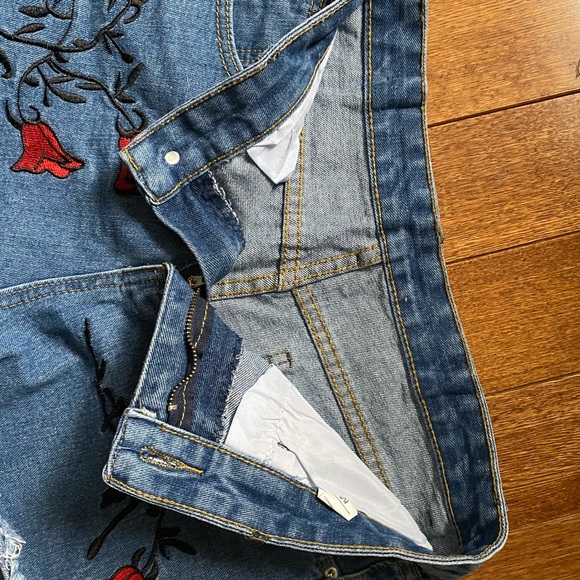 Rose embroidered denim shorts - Picture 5 of 5